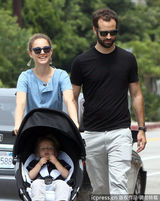 组图：娜塔丽-波特曼咬指甲扮萌 老公逗乐儿子