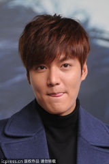 组图：李敏镐帅气风衣亮相 台上嘟嘴吐舌卖萌