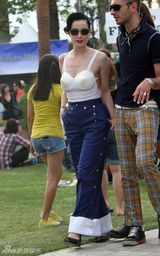 幻灯图集：黛塔-范-提斯锥形胸衣雷人裤管亮相