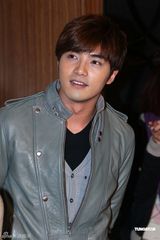 组图：王心凌伤后首露面 戏里戏外与贺军翔搞暧昧