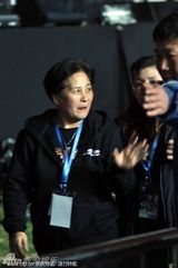 组图：罗志祥广州个唱妈妈现身力挺 穿白裙跳扇子舞