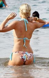 高清组图：帕丽斯-希尔顿夏威夷海滩戏水秀双波