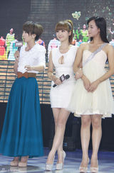 高清图：《画壁》北京首映柳岩性感亮相秀傲人身材 