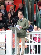 组图：威廉与老鹰互动显淡定 新晋奶爸日渐秃顶