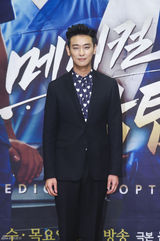 独家：权相佑珉豪帅气撑新剧 郑丽媛白衣个性