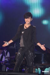 高清组图：炎亚纶庆功演唱会 师妹Olivia任嘉宾