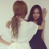 组图：miss A两成员首尔宣传皮影 收入捐四川