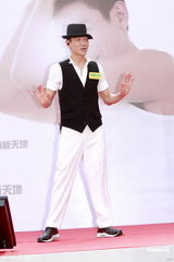 组图：刘德华签售摆造型逗小歌迷 坦言曾打美白针