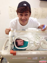 组图：陈浩民喜获麟儿 宝宝小脸圆嘟嘟