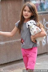 组图：小苏瑞与妈妈凯蒂牵手逛街