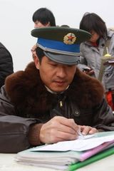 高清图集：郭晓冬首次剧组过生日 影迷热情送大礼