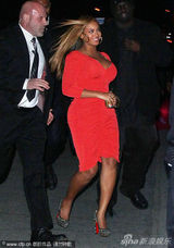 组图：碧昂斯产后首露面 上围暴涨与Jay-Z赴夜店