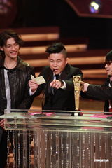 组图：欧阳靖获飞跃进步男艺员奖领奖落泪