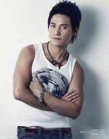 组图：丁子峻登杂志封面大展熟男魅力