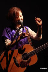 组图：卢凯彤举行音乐会 五支吉他轮番上阵