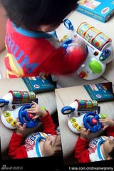 组图：微镜头下的小小志 呆萌可爱完胜童颜老爸