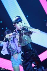 组图：吴莫愁当选年度时尚榜样 劲歌热舞秀百变