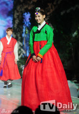 组图：南宝拉林时完穿韩服走秀 为单亲妈妈筹款