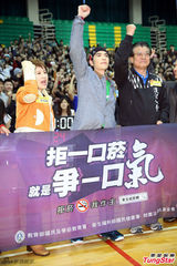 组图：萧敬腾一扫泼粪阴霾 展笑颜和学生打球