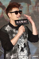 组图：潘玮柏酷装扛枪亮相 对“史泰龙”袭胸