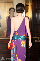 组图：霍思燕夜袭上海气场逼人 身伴壮男寸步不离