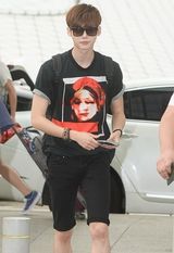 组图：李钟硕赴菲律宾拍新片 邻家男孩巨星范