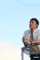 组图：许志安拍广告弹奏钢琴真情流露