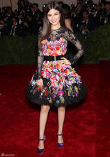 高清组图：维多利亚-嘉丝蒂黑纱花朵礼服亮相