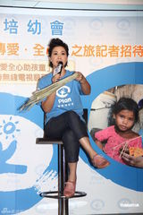 组图：郑伊健与蒙嘉慧无造人计划 助养柬埔寨小孩