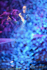 组图：鸟叔获最佳音乐录影带奖 风骚大跳骑马舞