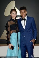 组图：赞达亚透视衣露肉 睡眼惺忪摆妖娆POSE