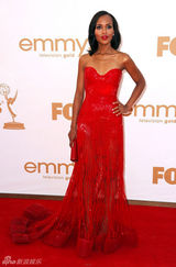 组图：艾美奖红毯 凯丽-华盛顿浓妆艳抹闪耀红裙