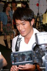 幻灯图：古天乐获赠金枪 与女粉丝亲密接触引醋意