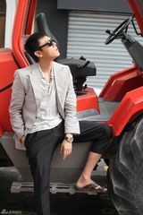 高清图：秦昊异国街头拍写真 赏戛纳小镇惬意风光