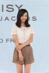 组图：白百何亮相香水活动甜美可人 商业价值突出