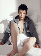 组图：荧屏年下男孙坚裸背萌照慵懒惬意