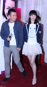 高清组图：白百何文章十指紧扣 甜蜜现身新片首映