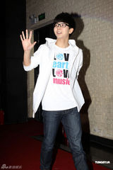 组图：胡夏抱病出席公益活动 为地震灾区献爱心