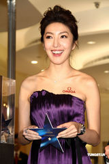 幻灯图集：妩媚杨谨华搭档成熟任达华 代言名表