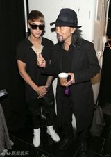 组图：比伯蓄须潮人装看秀 沧桑显男人范