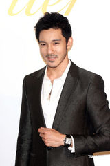 幻灯图：侯佩岑白色长裙高贵 陈怡蓉深V礼服秀性感