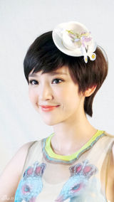 组图：唐艺昕封面大片 清新鲜花LOOK恬静怡人