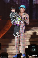 组图：张智霖个唱动情流泪 郭富城张柏芝助阵 