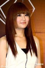 幻灯组图：S.H.E获世博门票 扮女超人澄清单飞传言