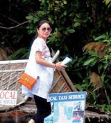 组图：郭晶晶挺大肚携夫游泰国 曝预产期9月底