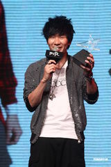 组图：林俊杰获票选人气男艺人 谢谢周杰伦相挺