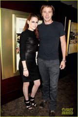 组图：暮光女超浓眼妆亮相首映 与赫德兰亲密相拥