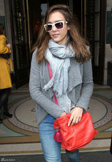 高清组图：杰西卡-阿尔芭街拍灰色系装扮休闲范