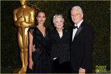 组图:朱莉亮相奥斯卡学院奖 皮特短发携子助阵