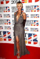 高清组图：蕾哈娜性感V领礼服亮相全英音乐奖